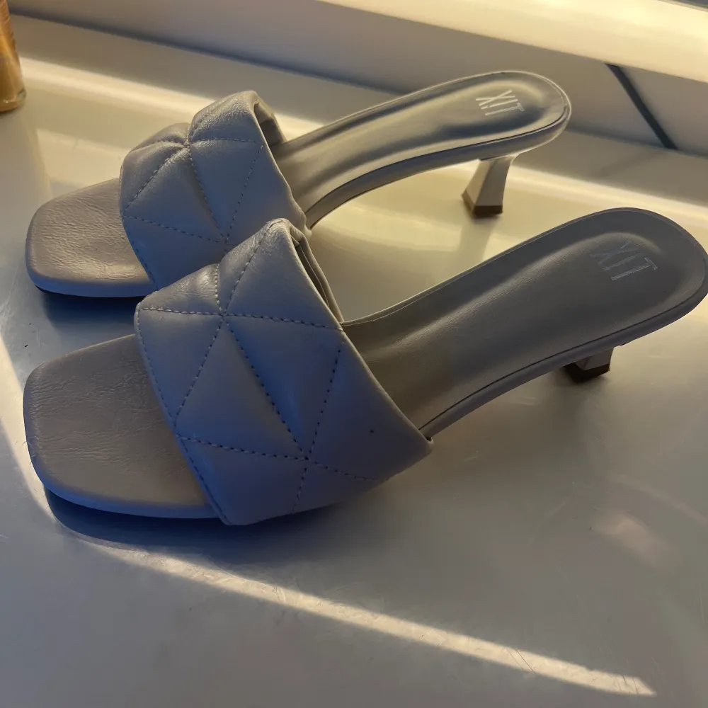 Säljer dessa sandaler med en liten klack! De är i fint skick, storlek 38 ifrån din sko!💕. Skor.