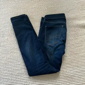 Tja säljer dessa tvär feta jeans ifrån lee storlek 32 32 sitter stort på mig som är 177 skit snygg slim passform me små slitningar. Hör av er vid funderingar⛱️
