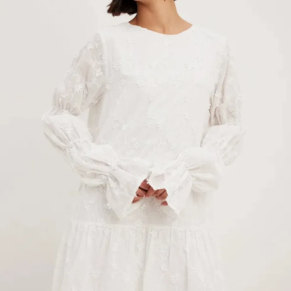 Säljer denna super fina och trendiga klänning, helt ny med prislapp. Klänningar.
