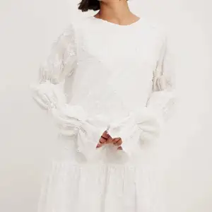Säljer denna super fina och trendiga klänning, helt ny med prislapp