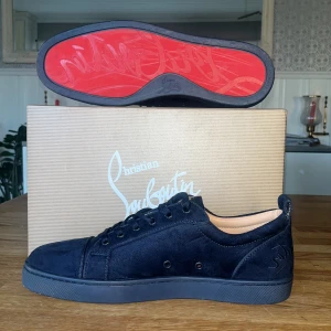 Christian Louboutin  - Säljer mina loubs pga att de passade inte min stil så bra har endast använts 3 gånger utomhus Kvitto/certifikat finns Hör av er gärna om intresserade! Pris kan såklart diskuteras