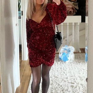 Nelly klänning  - Säljer min otroligt snygga paljett klänning från Nakd. Endast använd en gång så i väldigt fint skick💕