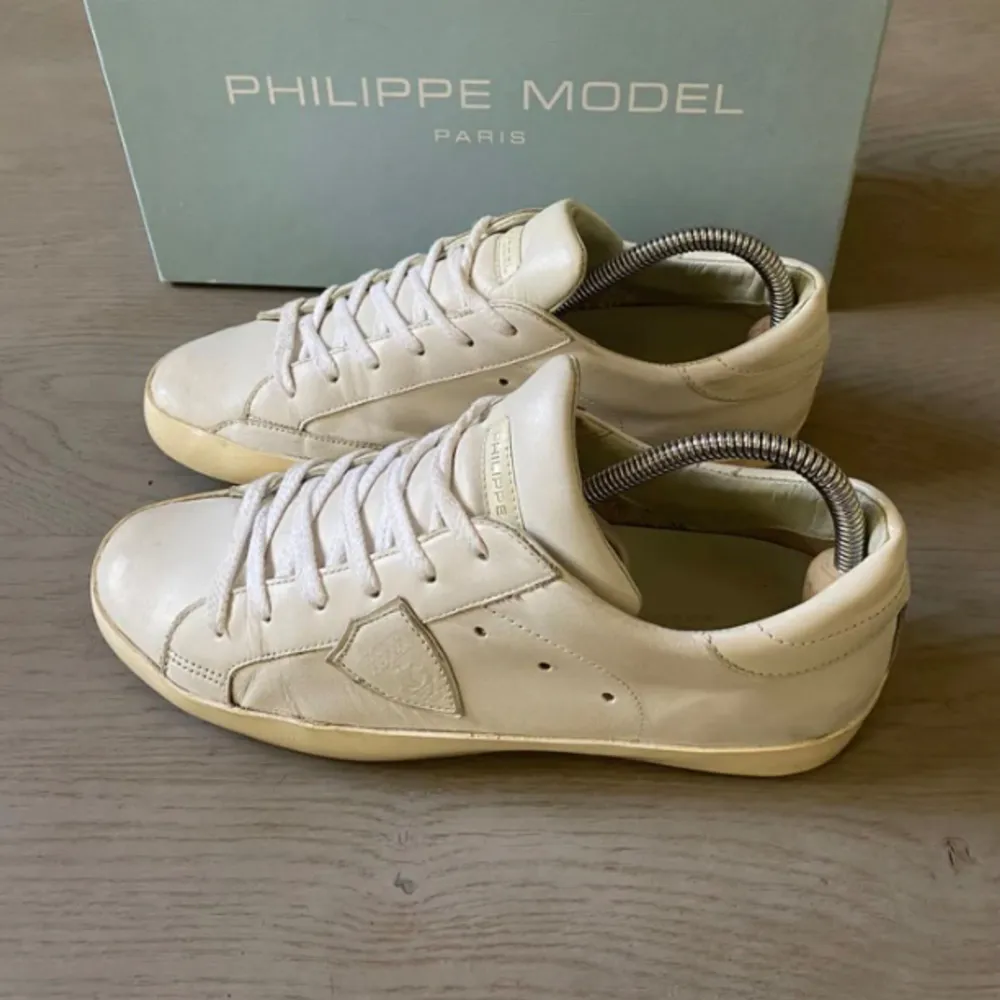 Tjena jag säljer dessa helvita philippe model skorna som passar perfekt till våren/sommarn. Kan även tänka mig att gå ner i pris vid snabbt köp. Om du har nåra frågor eller funderingar så är det bara att höra av sig via pm!. Skor.