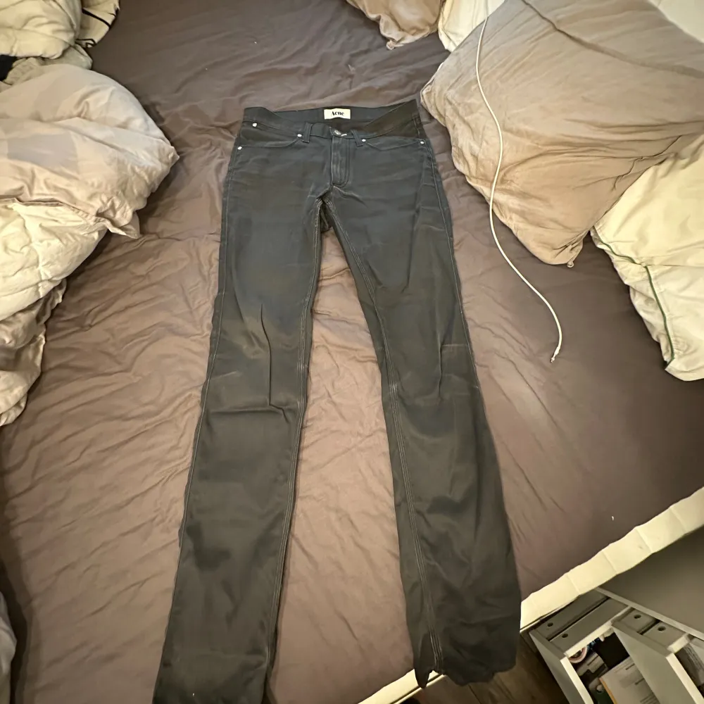 Ett par schyssta svarta Acne jeans, köpta på Plick, använda ett par gånger, inga defekter, kom dm för fler bilder . Jeans & Byxor.
