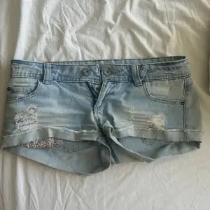 Jätte fina jeans short som tyvärr blivit för små!💗köpta här på plick för ett år sen men är i bra skick! 