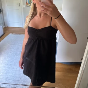 Klänning - Så gullig klänning ifrån hm, sitter så bra på kroppen! Skriv för fler bilder