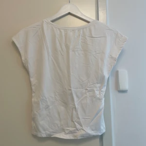 T-shirt med öppen rygg - Aldrig använd