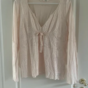 Odd Molly blus  - En superfin odd Molly blus i en en ljusrosa färg. Köpt second hand men har själv endast prövat den💞 första bilden är lånad från säljaren, kom privat för fler bilder eller om ni undrar något. Priset kan såklart diskuteras!❤️