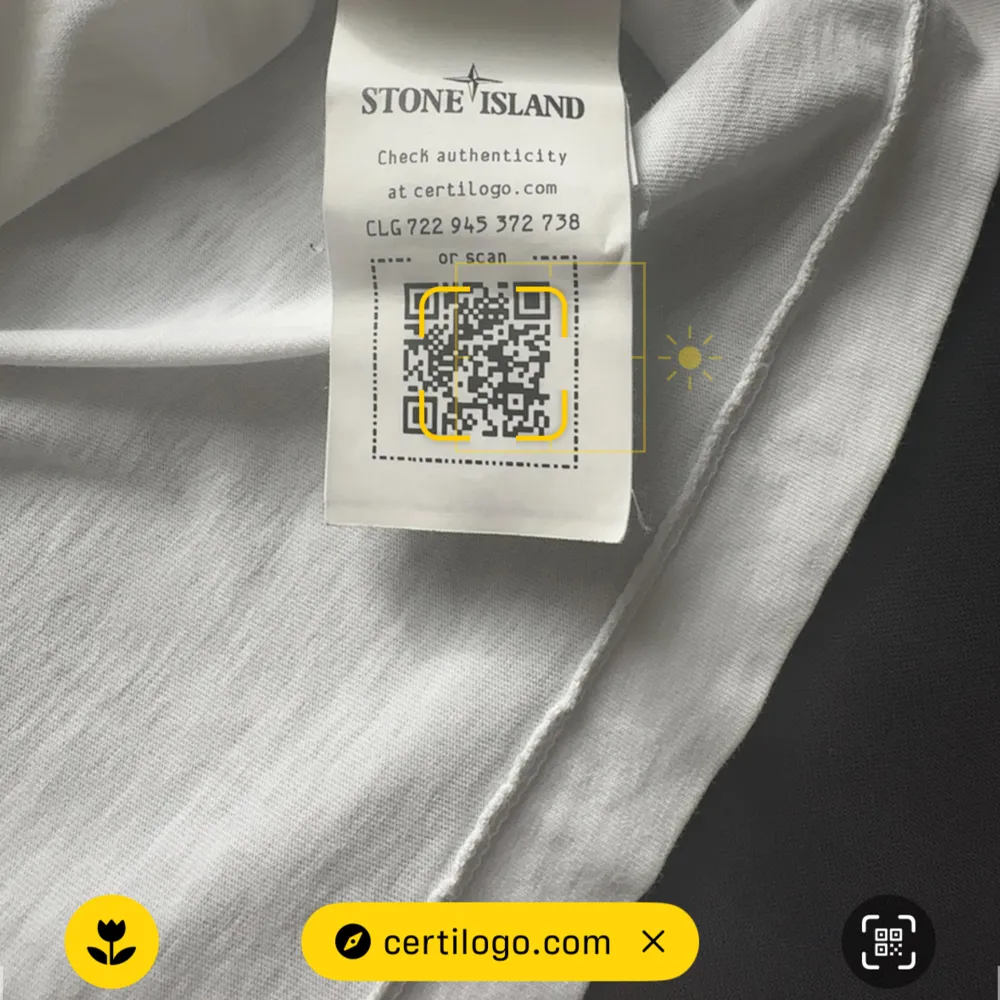 en vit fräsh stone island t shirt som knappast är använd pga av böev för liten rätt snabbt. Köptes på NK i gbg och passar dig bäst som är kring 170cm lång! hör av er vid frågor&bilder🤩. T-shirts.