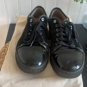Tjena! Säljer mina Lanvin skor svarta för att det inte riktigt kommer till användning längre skicket är ändå bra men finns någon lite skada men inget jätte stort storleka 43/44 uk 8 hör av er vid funderingar.