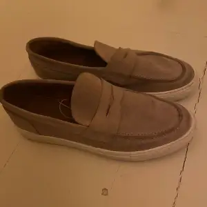Säljer mina loafers skor till sommaren,  Köpt på NK i Stockholm,  Nypris 1999kr Säljer för ett rimligt och bra pris då dem inte kommer till användning!