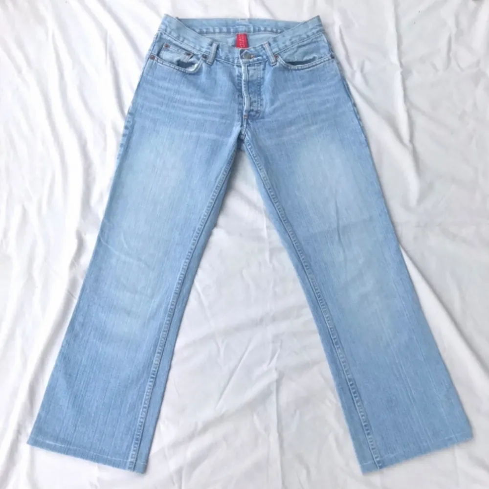 vintage jeans i flare modell från H&M Divided, storlek M. De är uppsydda och midjan är lite insydd bakifrån (går att sprätta upp).  Mått: midja rakt över 36, innerben 69. Jeans & Byxor.