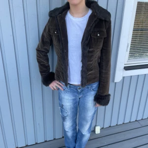 Vårjacka med päls - Säljer en så fin jacka med päls detaljer