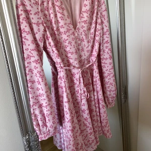 Rosa sommarklänning  - Rosa sommarklänning från märket Glamorous. Använd fåtal gånger så den är så gott som ny. 