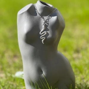 Handgjort halsband med orm🤍 - Handgjort halsband med en orm som berlock!