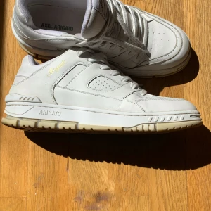 Axel Arigato Area Lo - Strl 43, skick  8,5/10  Box och dustbag medföljer.