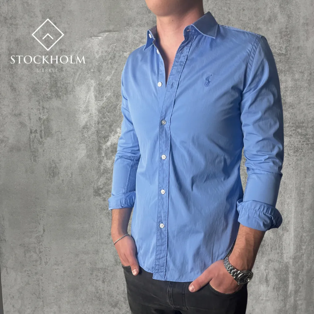 Vi säljer nu denna Ralph Lauren skjortan! Perfekt till sommaren😍⛱️ Storlek:S Färg: Ljusblå Modellen är 180 cm lång, väger 70kg! Nypris 1 699kr. Skriv vid frågor och funderingar🙌. Skjortor.