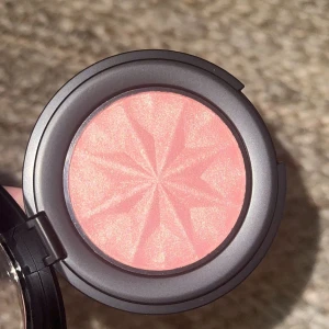 En highlighter blush från bm💘 - Säljer en jättefin highlighter blush från BareMinerals💘 Helt oanvänd! Ny!!💘 ord pris 390kr