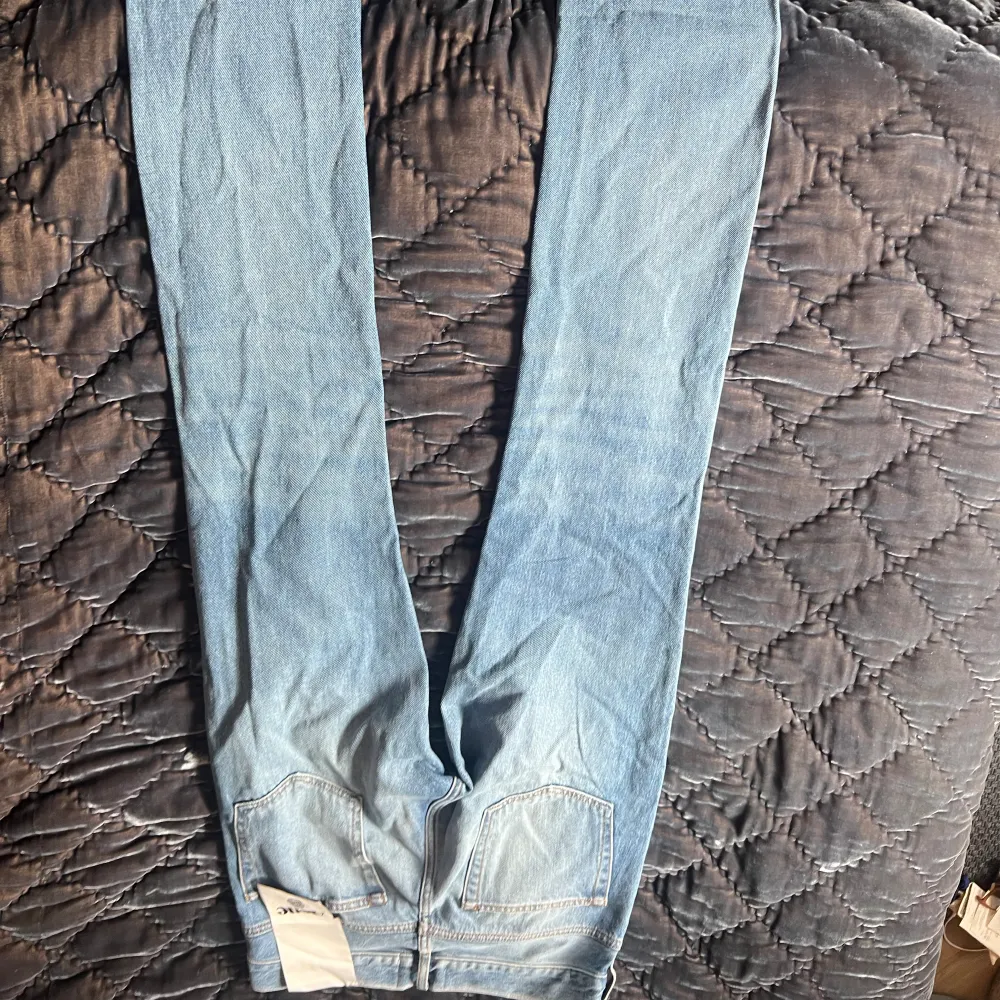 Skit snygga ljusa acne jeans perfekta till sommaren! Helt nya med tag. Jeans & Byxor.