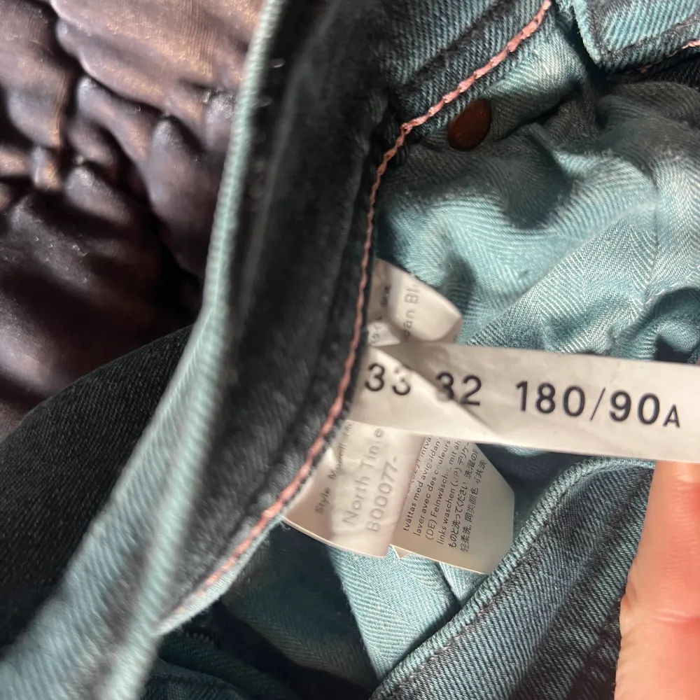 Coola acne jeans med en snygg grön färg!. Farkut & Housut.