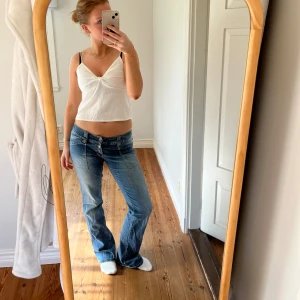 Lågmidjade jeans - Midjemått(rätt över): 36 Innerbenslängd: 83 Modellen är: 168  Skriv om ni har några frågor💗//Perfectjeans