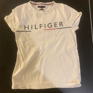 Tommy hilfiger t-shirt - Snygg och basic tommy hilfiger t-skjorta i bra skick. Storlek s, men passar också helt okej M. 