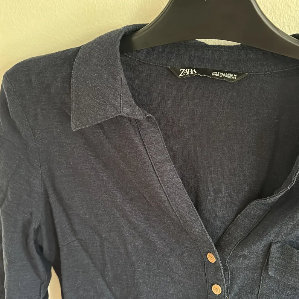 En mörkblå linneskjorta från Zara. Skjortan är i storlek S och endast använd ett fåtal gånger. . Skjortor.