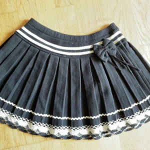 Gullig kjol :3  - Den är i fint skick använd ett par gånger men fortfarande i riktigt bra skick. Den är från märket innocent. Storlek och S men passar som M också.