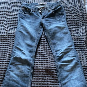 Jätte fina lågmidjade jeans. - De är tyvärr för små för mig, jätte lågmidjade och super fina.