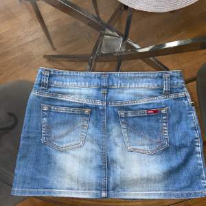 Jättefin low waisted jeans kjol från Only som tyvärr är för liten på mig, helt oanvänd!  