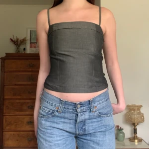 Grå topp - Linne/topp med rak skärnig och pärldetaljet framtill, vintage Mango! 🩷