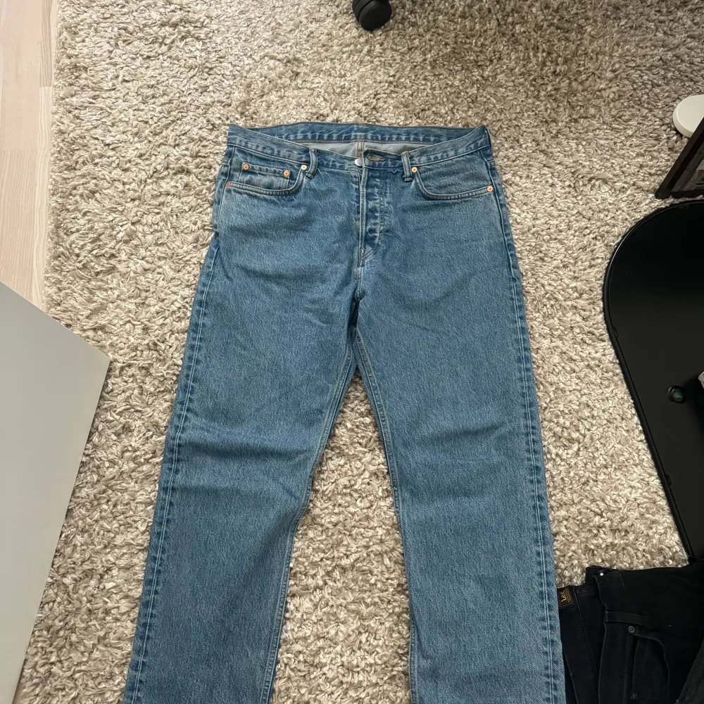 Knappt använda jeans, storlek 30/32. Hämtas i Nacka Strand, frakt ingår inte i priset.. Jeans & Byxor.