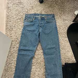 Knappt använda jeans, storlek 30/32. Hämtas i Nacka Strand, frakt ingår inte i priset.