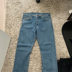 Jeans baggy från weekday - Knappt använda jeans, storlek 30/32. Hämtas i Nacka Strand, frakt ingår inte i priset.