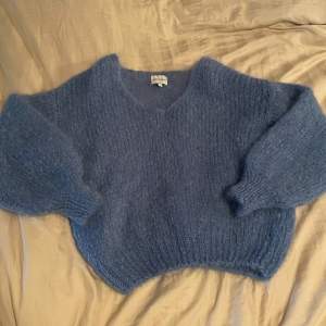 Miliana LS mohair knit i färgen sky blue. Tröja från american dreams, nypris 1899 kr. Endast använd 2 gånger, nyskick. Oversized fit. Köparen står för frakten ☺️