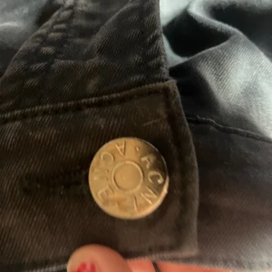 Acne studio jeans  - Acne studio jeans svarta lågmidjade. 