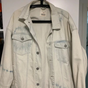 Bleached white jacked, str XL - Använd mindre än 10 gånger  Köpt för 500kr i höstas 