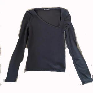 Topp från zara  - Säljer min skitsnygga topp från zara som är använd någon enstaka gång men i väldigt bra skick! Skriv för fler frågor eller bilder! Tar Swish, den är lite lila-grå aktig i färgen 