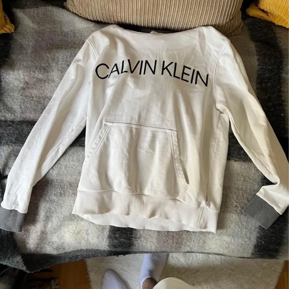 Vit Calvin Klein hoodie  Storlek S Aldrig använd. . Hoodies.