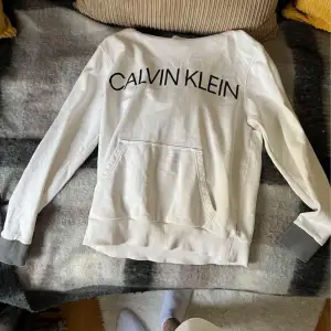 Vit Calvin Klein hoodie  Storlek S Aldrig använd. 