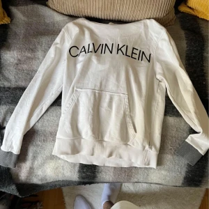 Calvin Klein hoodie - Vit Calvin Klein hoodie  Storlek S Aldrig använd. 