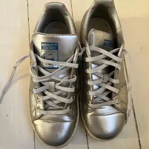 Jag säljer dessa jätte snygga silver skor som tyvär blivit för små. De är ganska slitna därav priset❣️priset kan diskuteras. Kan även frakta🙌