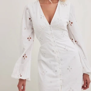 Studentklänning  - Säljer denna jättefina klänning från NA-KD. Helt perfekt studentklänning eller till midsommar. Den är aldrig använd och är slutsåld på hemsidan🤍🤍