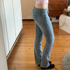Jeans😻 - Skitsnygga lågmidjade bootcut jeans från Kendall & Kylie💕 Köpte här på plick men var lite för korta (är 165). Är från USA och finns inte i Sverige⚡️ Färgen är som på sista bilden🩵 Midjemått: 37cm Innerbenslängd: 77cm