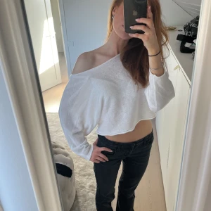 Vit oneshoulder tröja  - Aldrig använd men skön o fin tröja💕