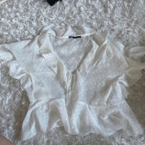 Populär Zara topp!  - säljer den då den aldrig kommit till användning! nypris är 329kr 