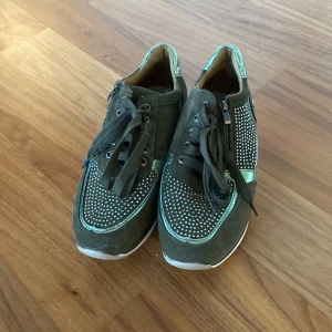 Sneakers - Gröna utsmyckade sneakers med dragkedja från North Star. Tecken på användning. Skorna är 26cm inuti så skostorlek ca 40