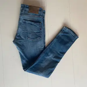 Säljer ett par riktigt schyssta Replay Anbass jeans i storlek W29 & L32. Väldigt bra skick, 9/10🌟 Hör av er vid minsta fundering så svarar jag så fort jag kan:)