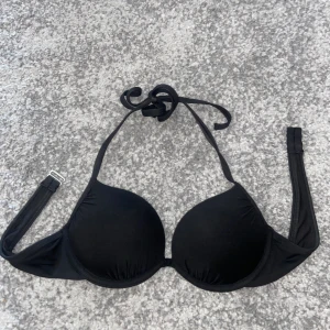 Bikinitopp - Bikini med knytning runt nacken med mycket push up, knappt använd så i toppen skick. Snörning kan knytas olika och spännet har tre storlekar, skriv vid frågor💓