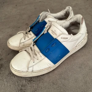 Valentino sneakers - Tja, säljer mina valentino skor som har blivit försmå för mig. Dom är i okej skick och storlek 45